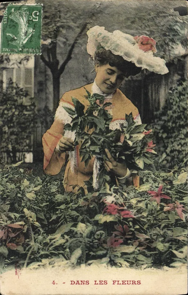 Frau im Garten — mit Blumenstrauß — anonymer Verlag, Nummer 4 der Serie - Vorderseite