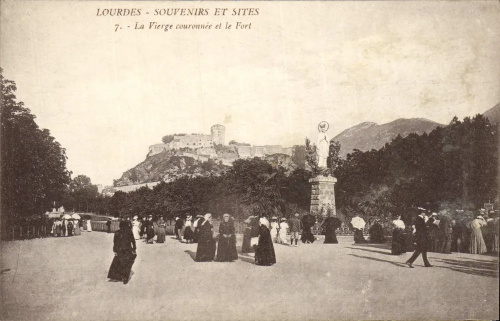 Lourdes - Erinnerungen und Sehenswürdigkeiten — 7. Die gekrönte Jungfrau und das Fort - Vorderseite