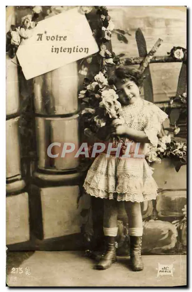 Menina em vestido bordado e botas — com buquê de flores e cartaz 'A sua intenção' — J.C. PARIS n°275 - Frente