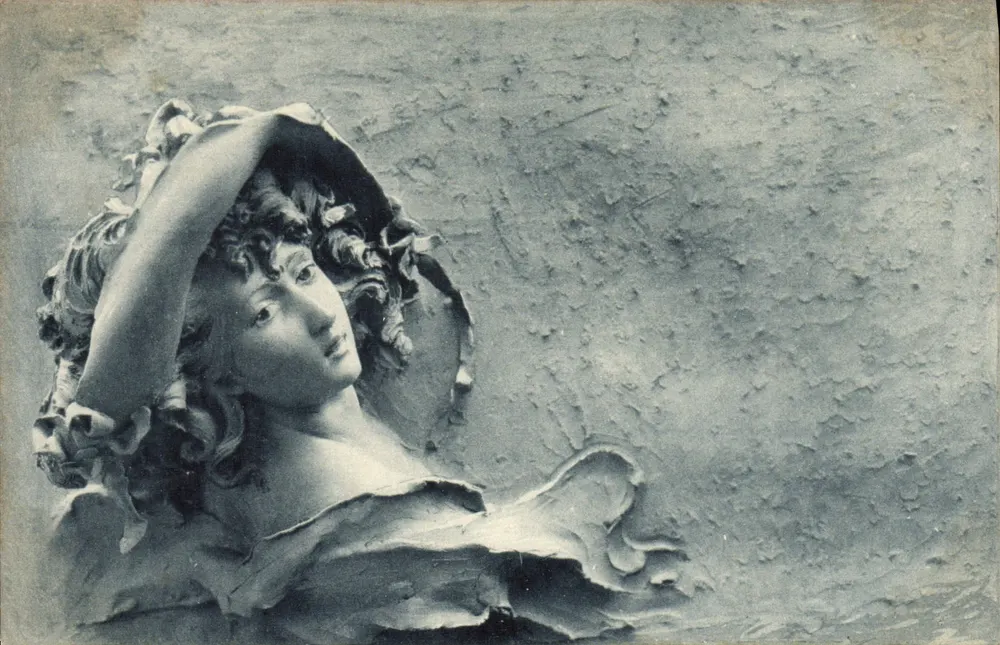 Statue einer Frau — geschnitztes Detail — kein Verleger oder Nummer sichtbar - Vorderseite