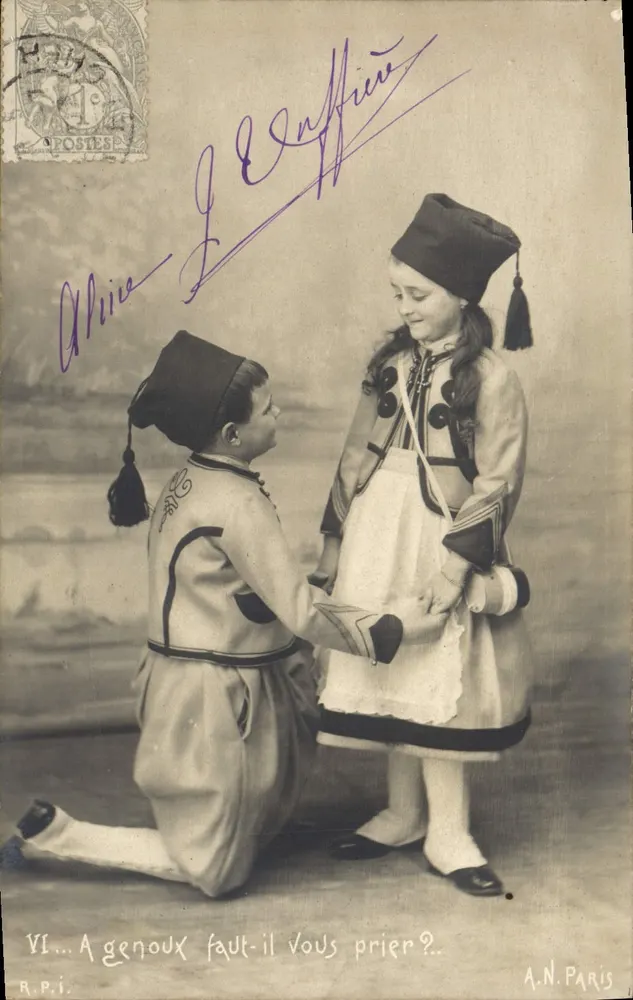 Niños en traje tradicional — escena de oración — A.N. Paris, n° VI - Anverso