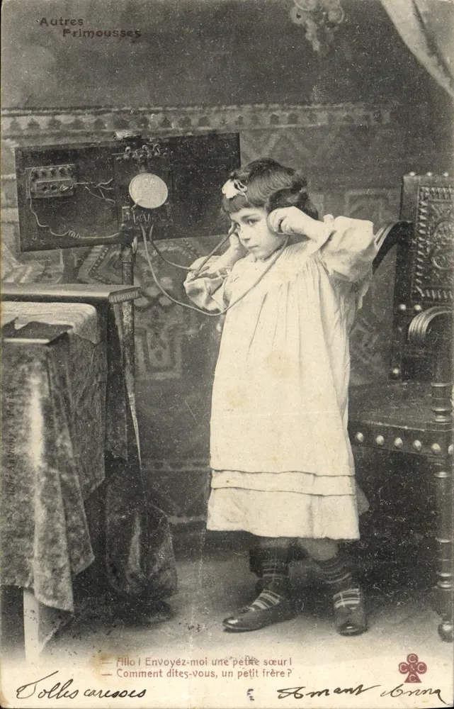 Petite fille parlant au téléphone — scène intérieure — éditeur Dolles arcues - Recto