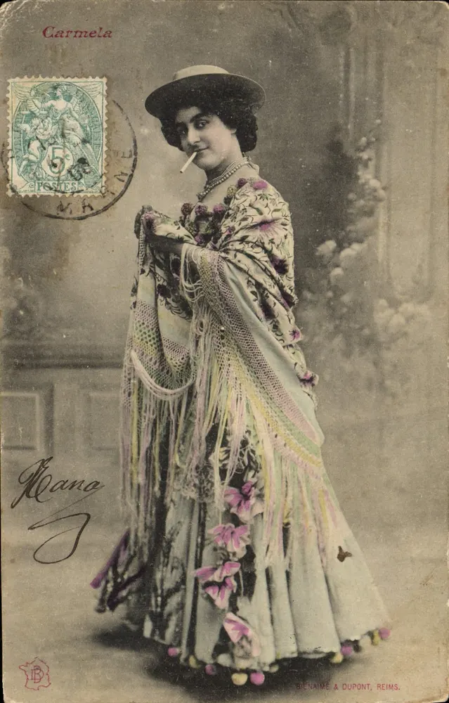 Frau in blühender Kleidung und Fransen-Schal — Carmela — Bienaime & Dupont, Reims - Vorderseite