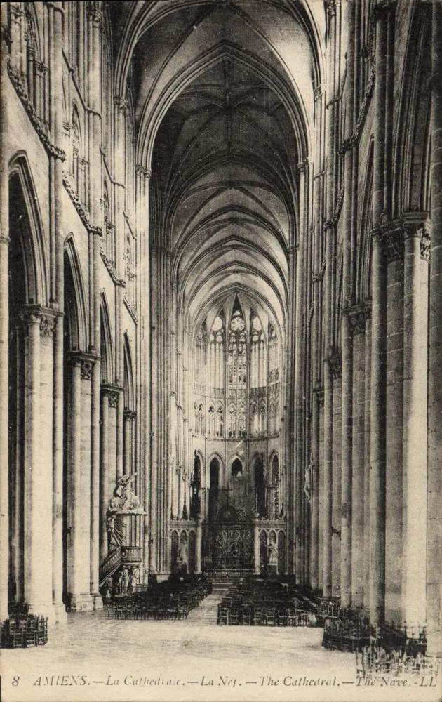 Amiens — A Catedral — A Nave — The Cathedral — The Nave — LL - Frente
