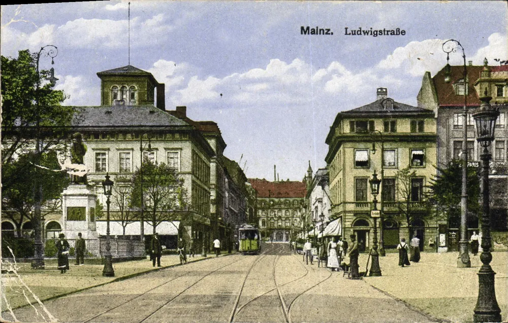 Mainz, Ludwigstraße — vue de la rue avec tramway et monument — éditeur non visible - Frente