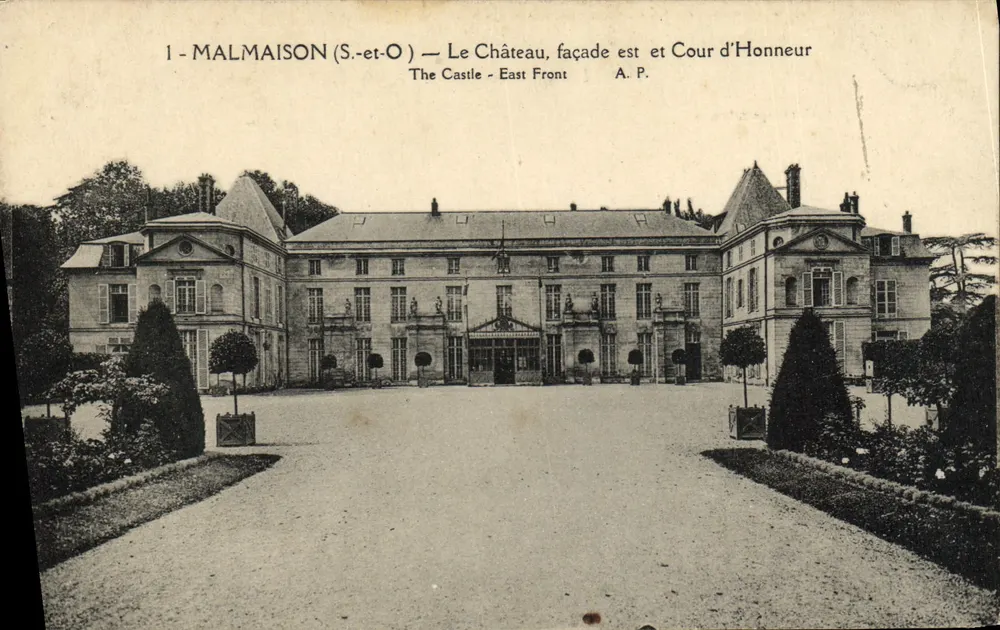 Malmaison (S.-et-O) — O Château, fachada leste e Cour d'Honneur — A.P. - Frente