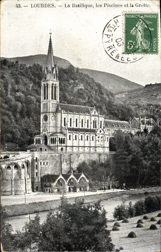 LOURDES. — Die Basilika, die Becken und die Grotte. - Vorderseite