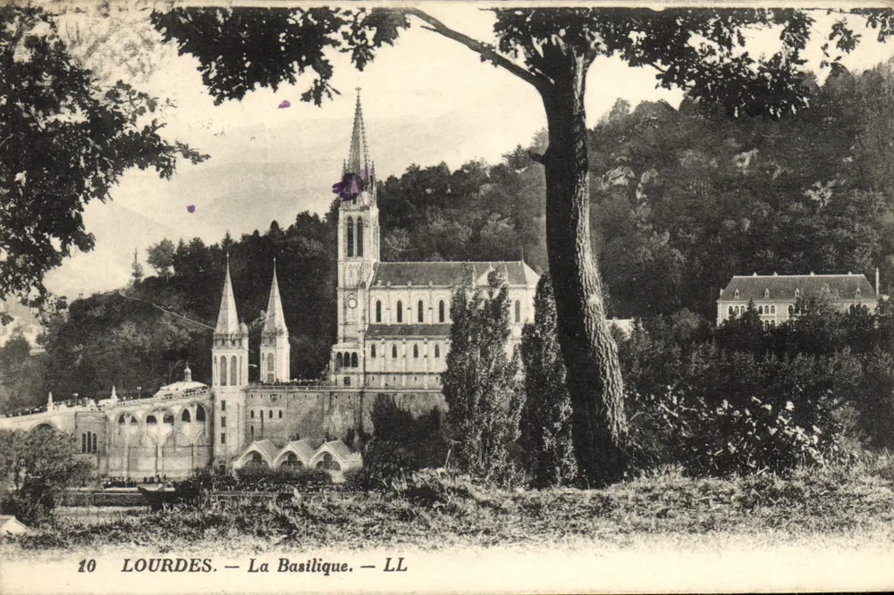 Lourdes — A Basílica — LL - Frente
