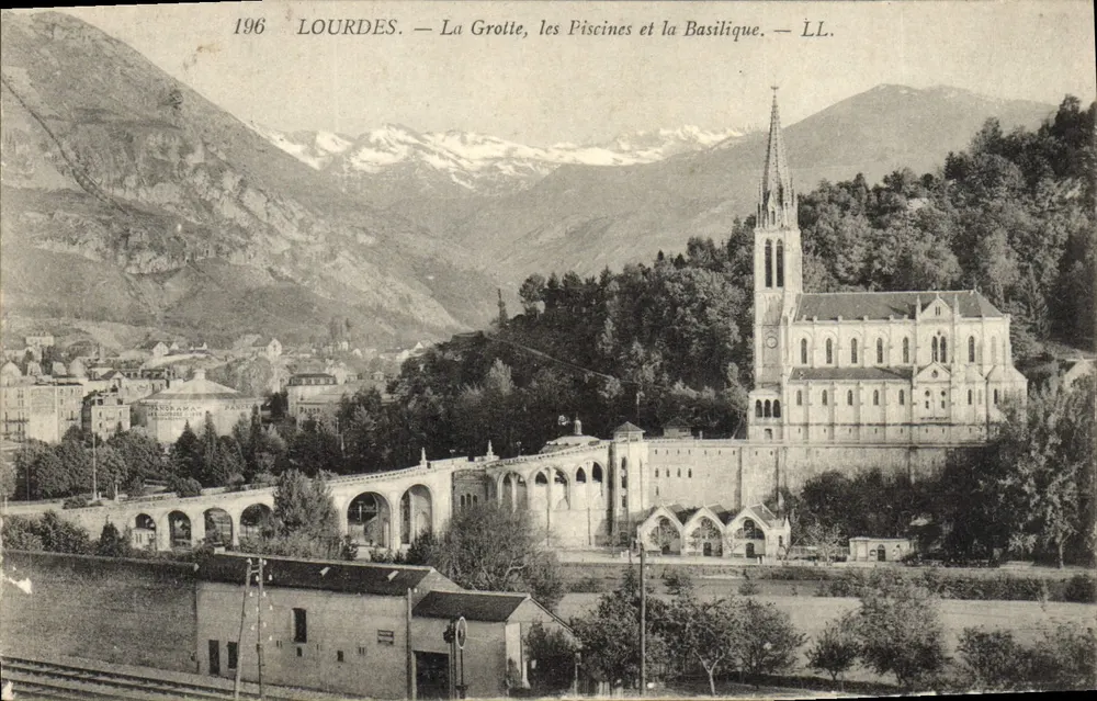 Lourdes — Die Grotte, die Becken und die Basilika — LL. - Vorderseite