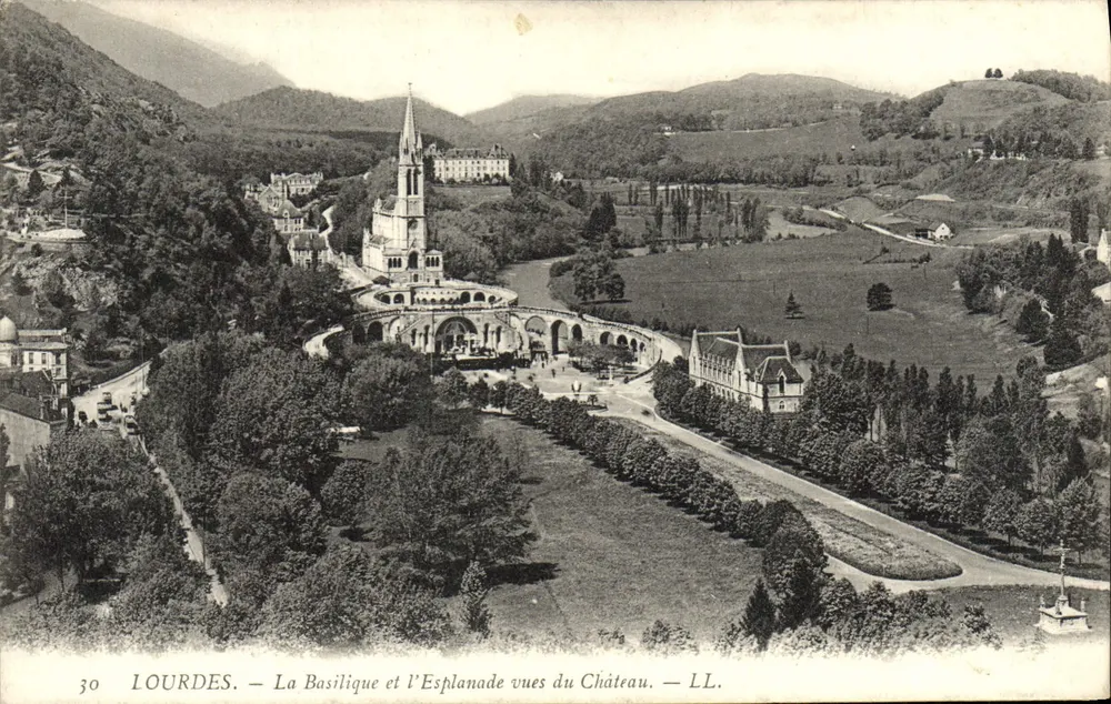 Lourdes — La Basilique et l'Esplanade vues du Château — LL. - Recto