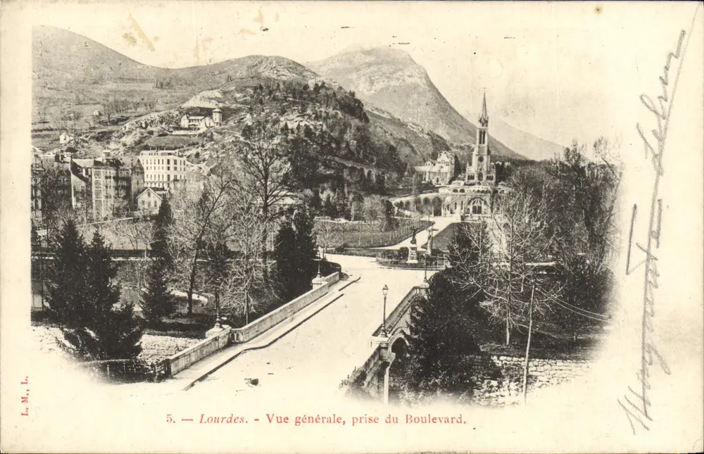 Lourdes — Vista geral, tirada do Boulevard — L. M. L. - Frente