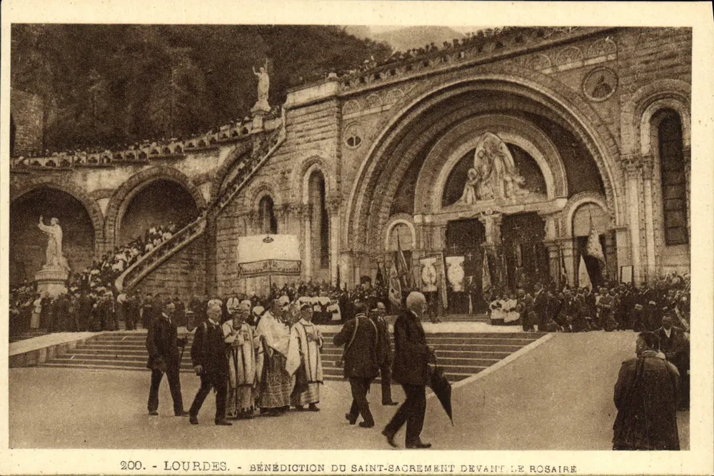 Lourdes - Bénédiction du Saint-Sacrement devant le Rosaire - Recto