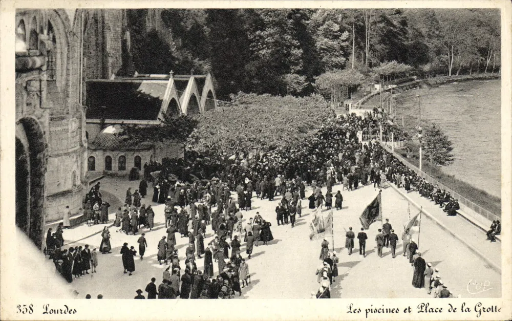 Lourdes — Les piscines et Place de la Grotte — n°358 - Recto