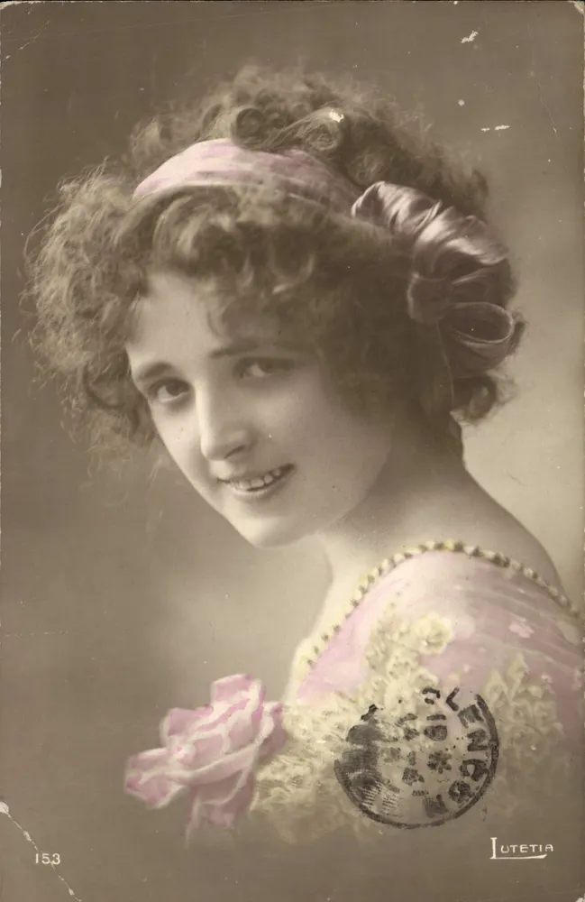 Lächelnde junge Frau — Portraitstudio — Lutetia, n°153 - Vorderseite