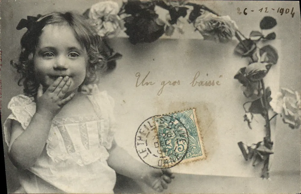 Menina sorridente — decoração de rosas — editor: Von Cattan, Le Théil-S-Huine - Frente