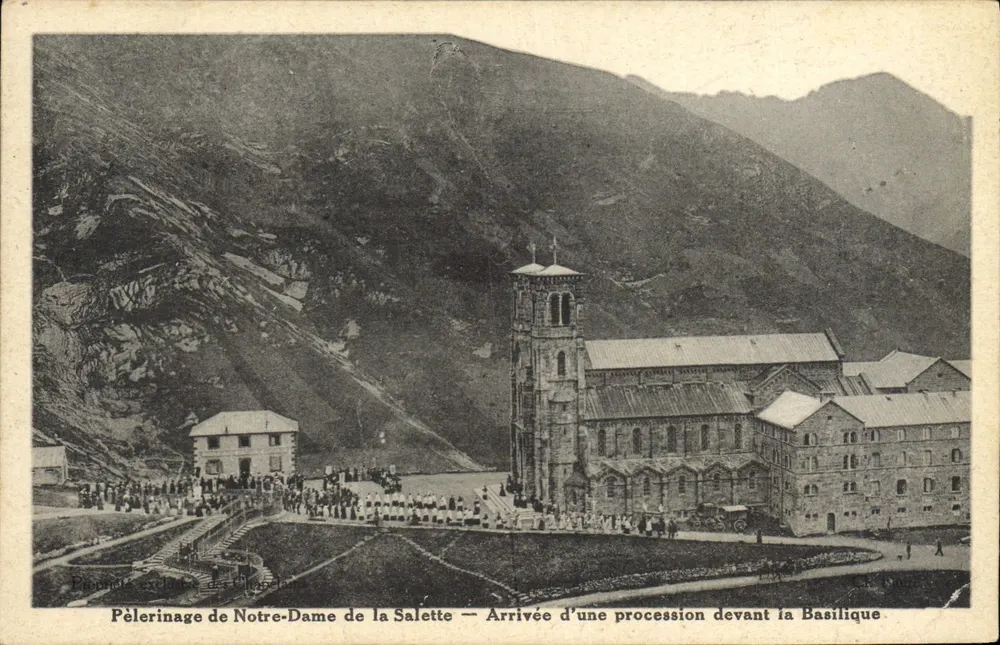 Pilgerung der Notre-Dame de la Salette — Ankunft einer Prozession vor der Basilika - Vorderseite
