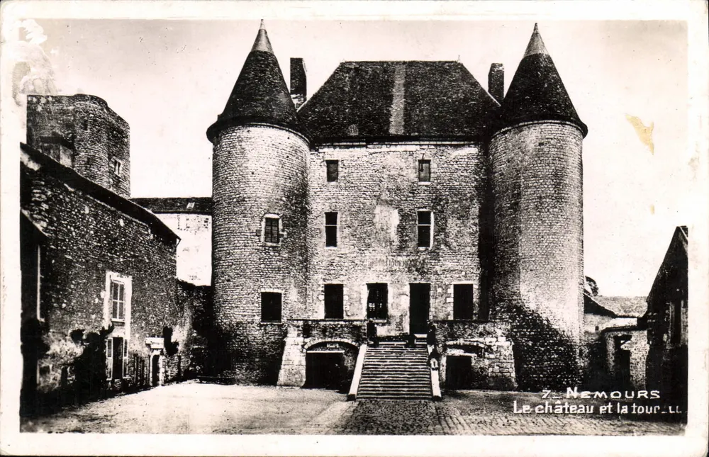Nemours — O castelo e a torre — Z. Nemours - Frente