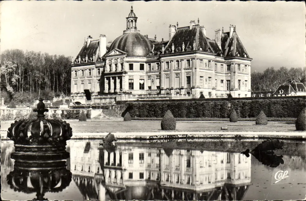 Schloss Vaux-le-Vicomte — Spiegelung im Bassin — Cap - Vorderseite
