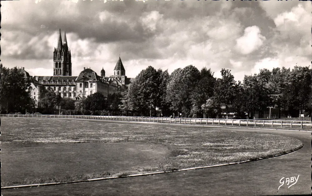 Caen (Calvados) - Estádio Hélitas e a Abadia dos Homens — Edições Gaby - Frente