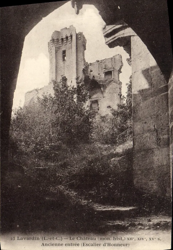 Lavardin (L.-et-C.) — Das Schloss (Denkmal) XII., XIV., XV. Jahrhundert — Alte Eingang (Ehrenstiege) - Vorderseite