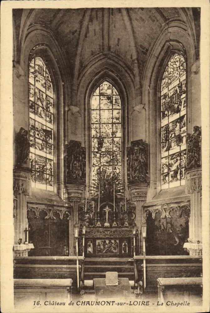 Schloss Chaumont-sur-Loire - Die Kapelle — Innenraum mit Farbglasfenstern und Altären - Vorderseite