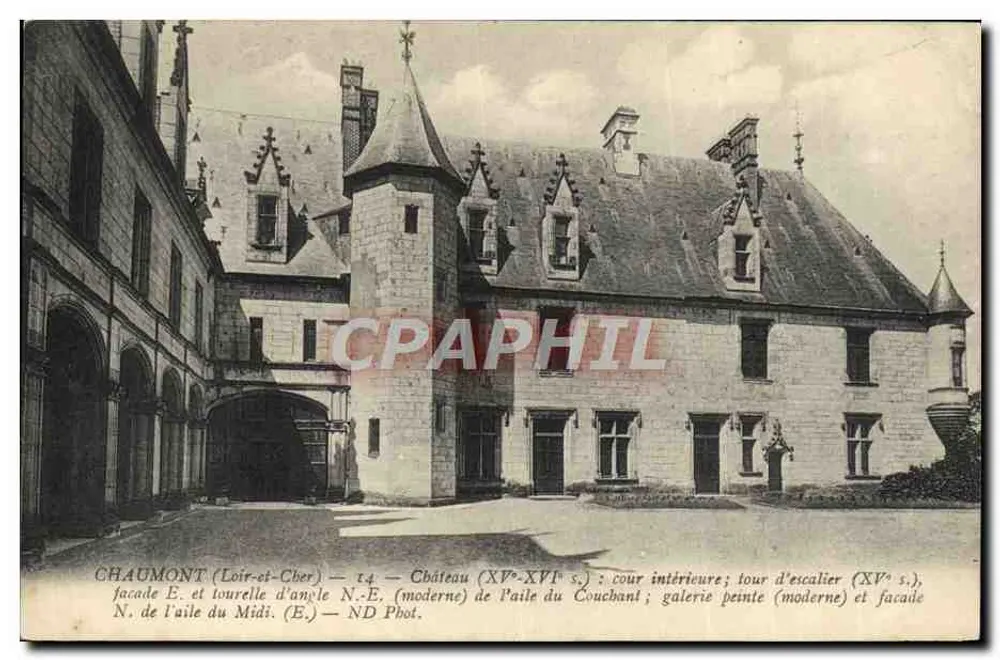 Chaumont (Loir-et-Cher) — Schloss (15. bis 16. Jahrhundert) : Innenhof; Treppenturm (15. Jahrhundert), Ostfassade und nordöstliche Ecktürme (moderne) des westlichen Flügels; gemalte Galerie (moderne) und Nordfassade des südlichen Flügels (E.) — ND Pbot. - Vorderseite