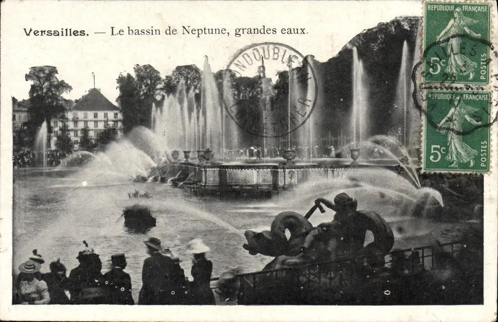Versailles. — Der Neptunbrunnen, große Wasserfontänen. - Vorderseite