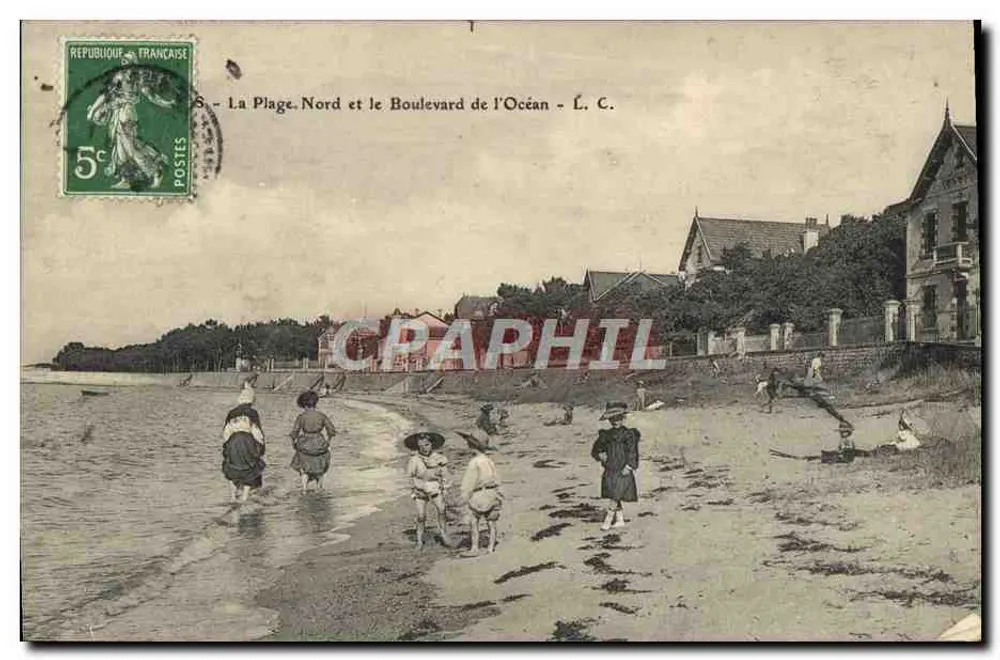La Plage Nord et le Boulevard de l'Océan — vue de plage avec enfants jouant — éditeur L. C. - Frente