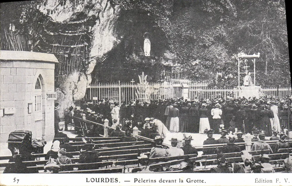 LOURDES — Pelerinos diante da Gruta — Edição F. V. - Frente