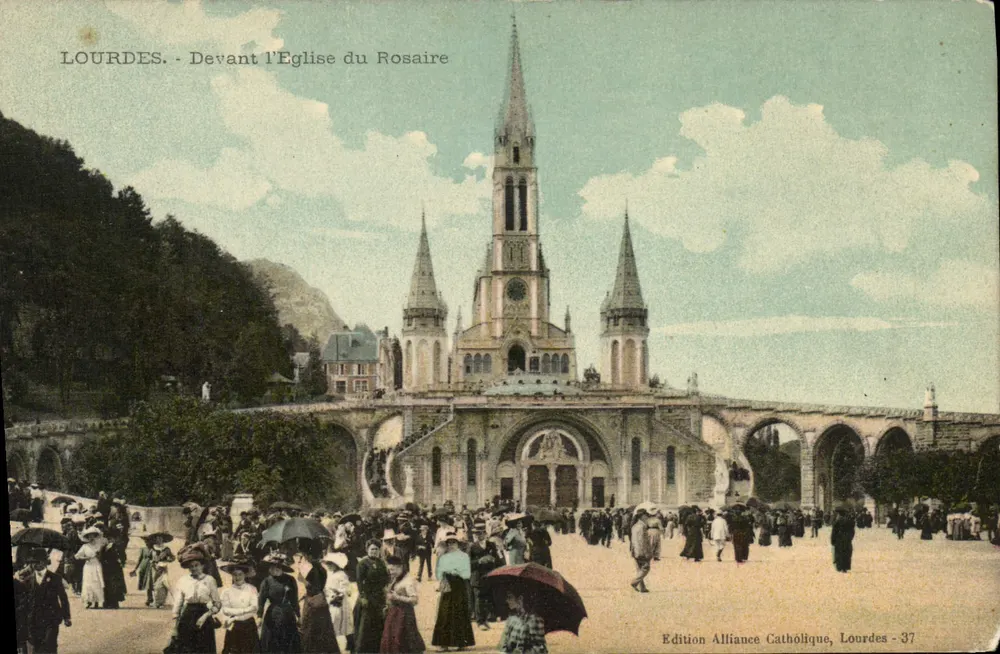 Lourdes - Diante da Igreja do Rosário — Edição Aliança Católica, Lourdes - 37 - Frente
