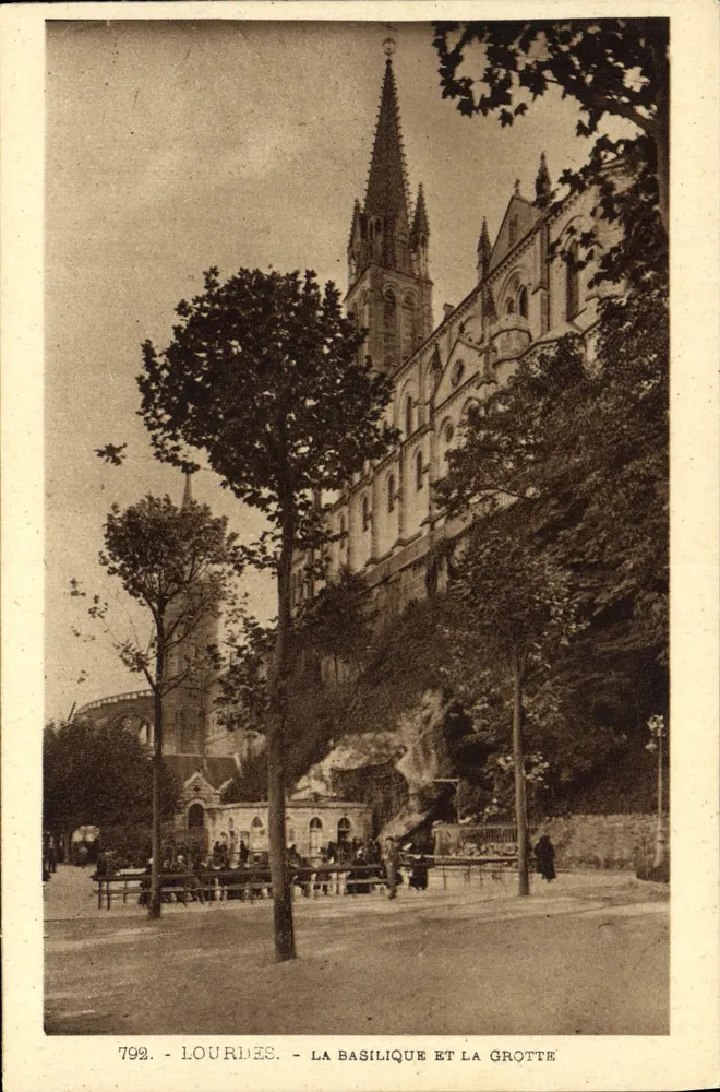 Lourdes - La Basílica y la Gruta — Heliotipia Labouche Frères, n°792 - Anverso