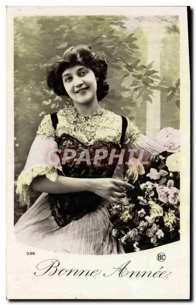 Junge Frau in Seidenkleid — mit Rosenstrauß — Verlag BC, Nr. 336 - Vorderseite