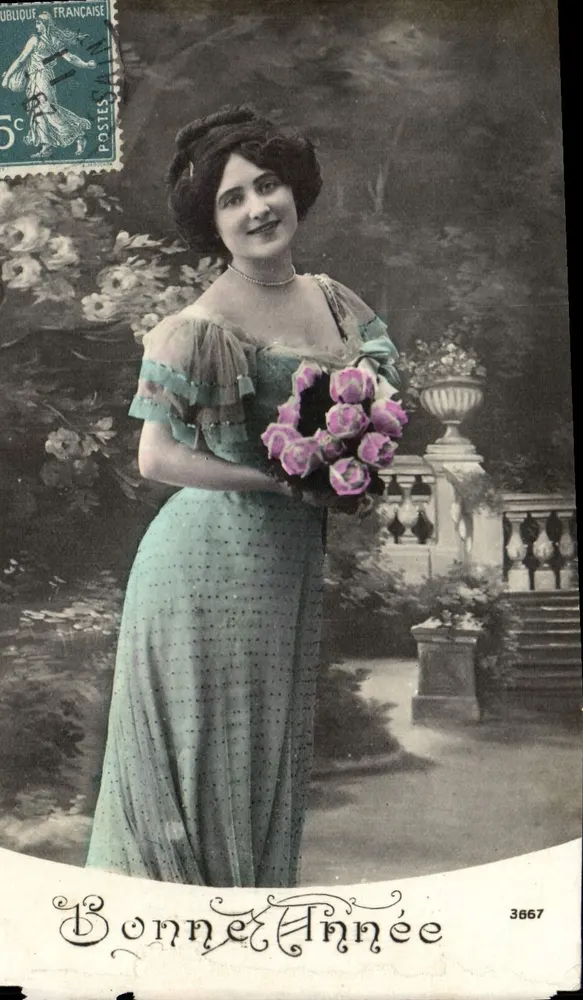Jeune femme en robe bleue tenant un bouquet de roses — Bonne Année — éditeur anonyme, n° 3667 - Vorderseite