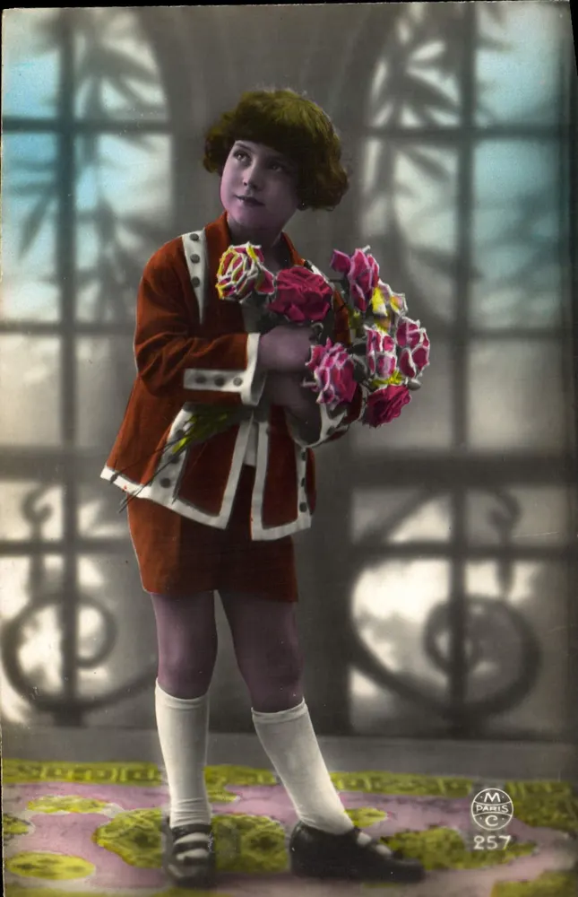 Menina em traje de carnaval — rosas — M. Paris, n° 257 - Frente
