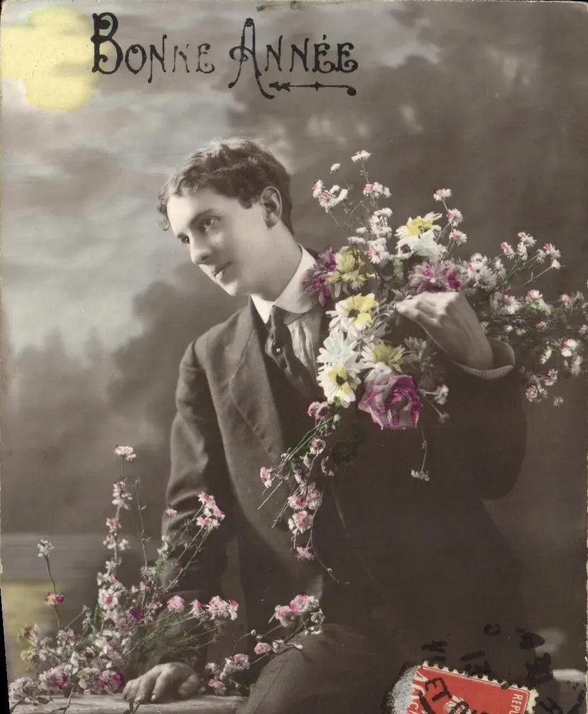Jeune homme avec bouquet de fleurs — Bonne Année — Éditeur : République Française (imprimé sur la carte) - Vorderseite