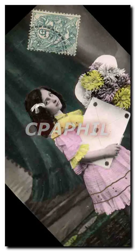 Mädchen, das eine Karte und eine Blumenstrauß hält — Verlag nicht sichtbar - Vorderseite