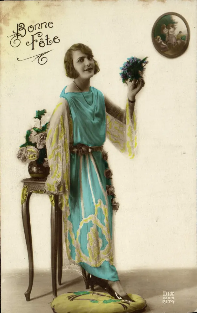 Frau in blauer Robe mit Blumenbouquet — Frohe Geburtstagskarte — Dix Paris 2174 - Vorderseite