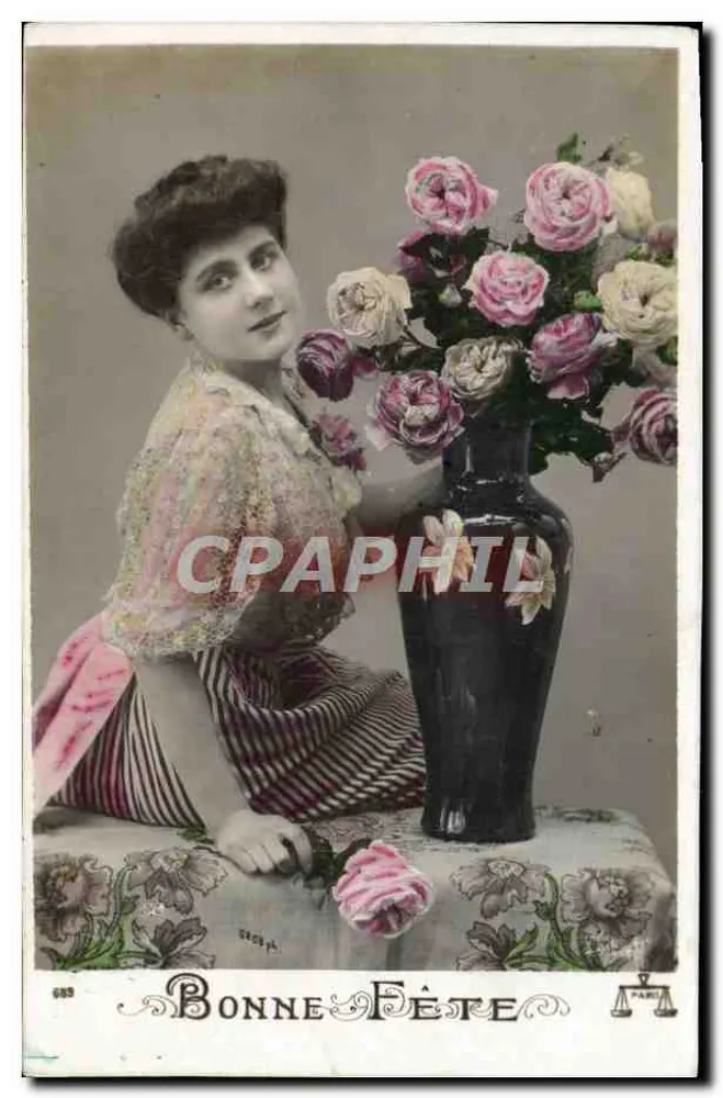 Frau neben einem Rosen-Vase — Frohe Geburtstagskarte - Vorderseite