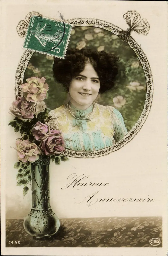 Lächelnde Frau in floraler Rahmung — Geburtstag — CIRCE n°4496 - Vorderseite