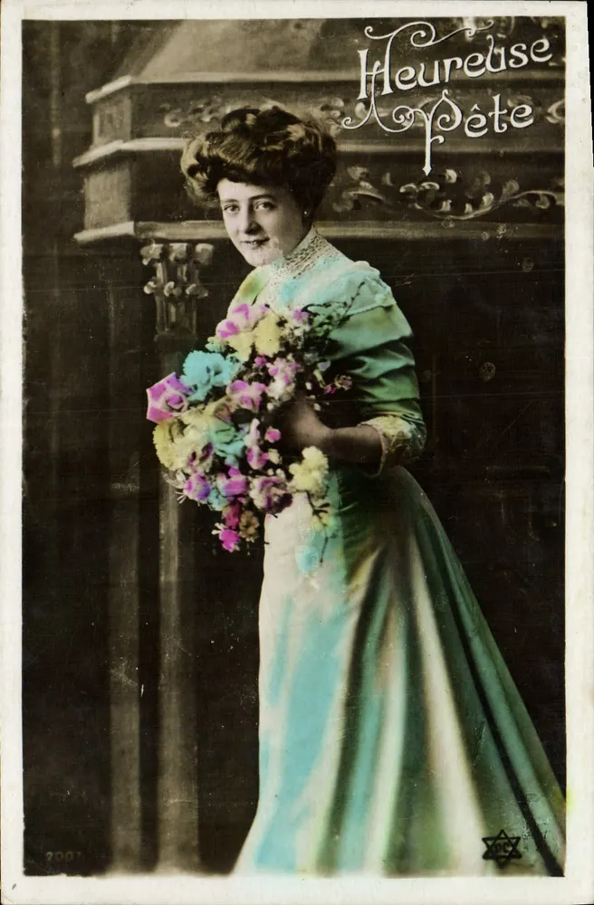 Frau in grüner Robe mit Blumenstrauß — Glückliche Pète — unbekannter Verleger, Nr. 2007 - Vorderseite