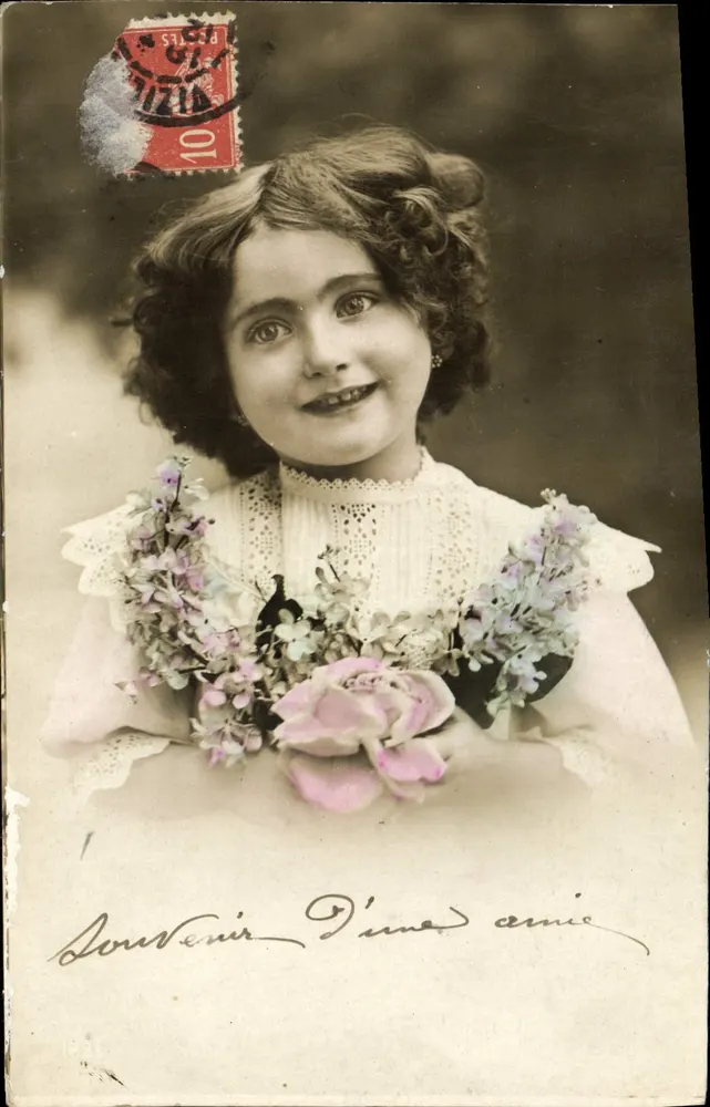 Menina sorridente com buquê — carta postal — editor desconhecido, número de série não visível - Frente
