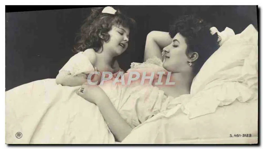 Frau und Kind im Bett — intime Szene — S. 451-5123 - Vorderseite
