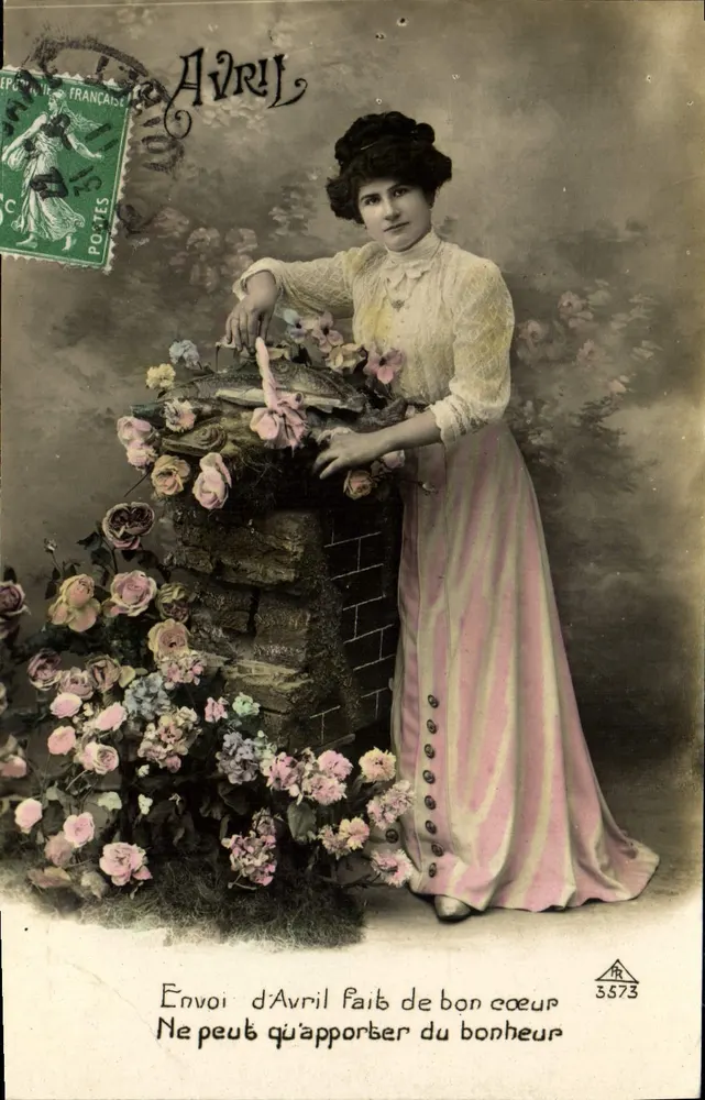 Femme en robe rose et blanche — avril et bonheur — éditeur FR n°3573 - Recto