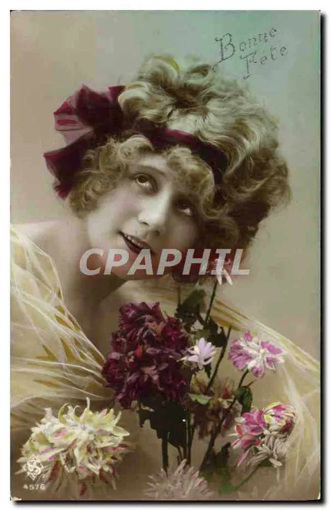 Jeune femme souriante avec bouquet — Bonne Fête — Édition Française n°4576 - Recto