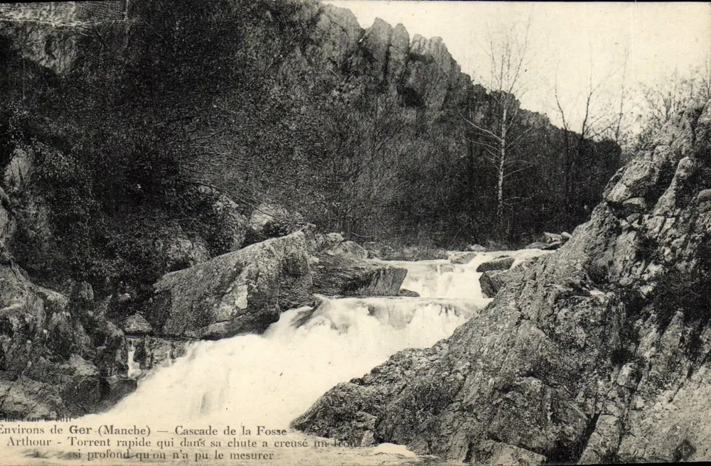 Environs de Ger (Manche) — Cascade de la Fosse — Arthour - Torrent rapide qui dans sa chute a creusé un trou si profond qu'on n'a pu le mesurer - Recto
