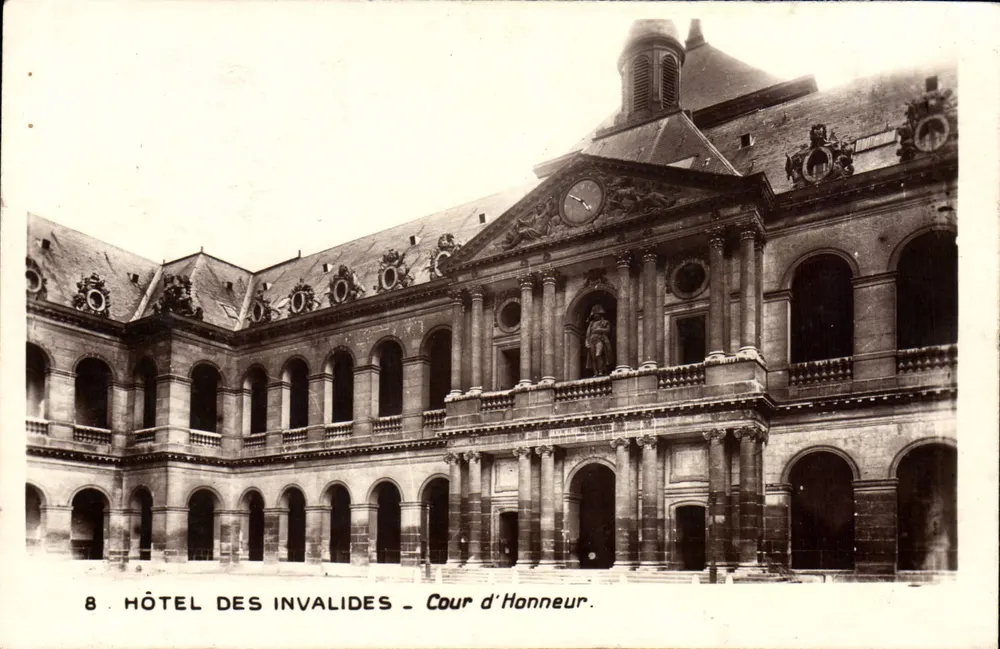 Hôtel des Invalides — Cour d'Honneur — editor desconhecido, n° 8 - Frente