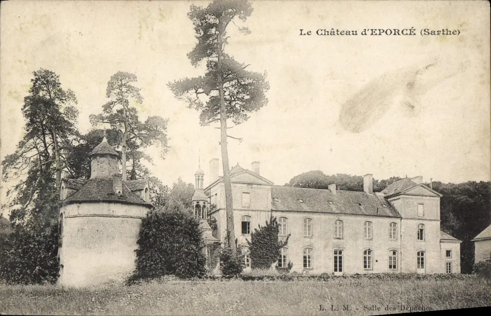 O Castelo de Éporcé (Sarthe) — vista do castelo com torre redonda e pinheiros — editor L. L. M. Salle des Dépêches - Frente