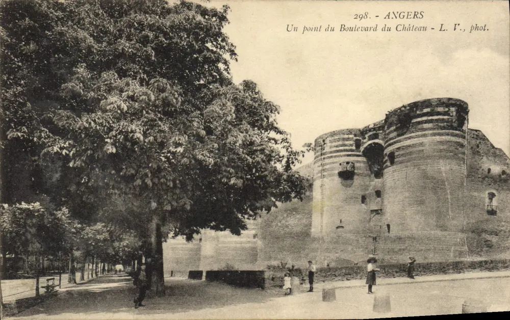 Angers — Um ponto do Boulevard du Château — L. V., fot. n°298 - Frente