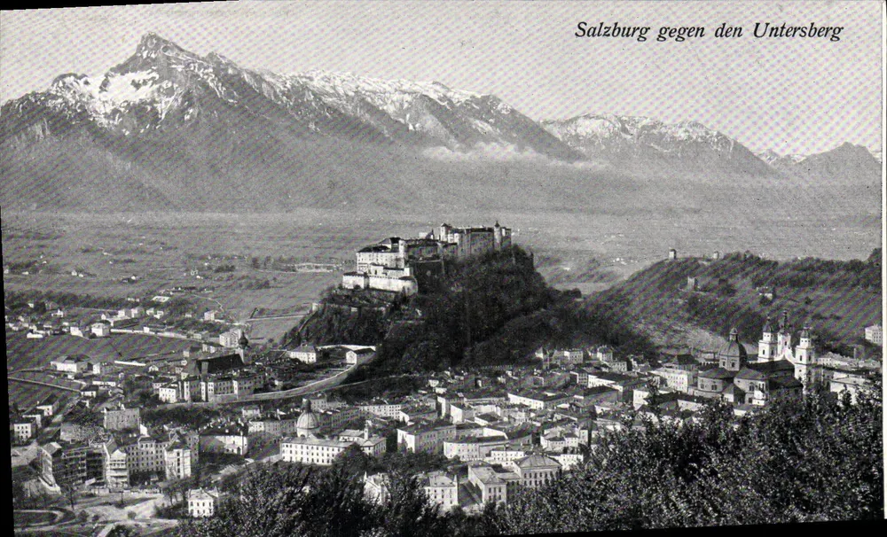 Salzburg vor dem Untersberg — Panoramablick mit Schloss auf dem Hügel — Verlag POSTKARTE WELTPOSTVEREIN - Vorderseite