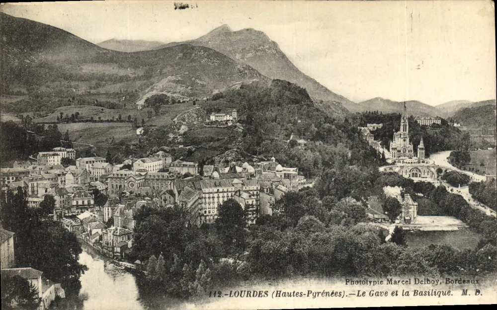 Lourdes (Altos-Pirineus) — O Gave e a Basílica — Fototipia Marcel Delboy, Bordeaux. N° 112 - Frente